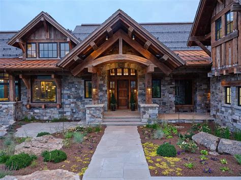 Located in the heart of the spectacular northern Rocky Mountains, this home is as warm and welcoming from the outside as it is on the interiors. . One kindesign